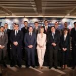Foto de familia del consejero Fernández Carriedo y la secretaria de Estado Carme Artigas con los participantes en el Congreso