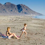 Varias personas toman el sol en la Playa de Cabo de Gata 