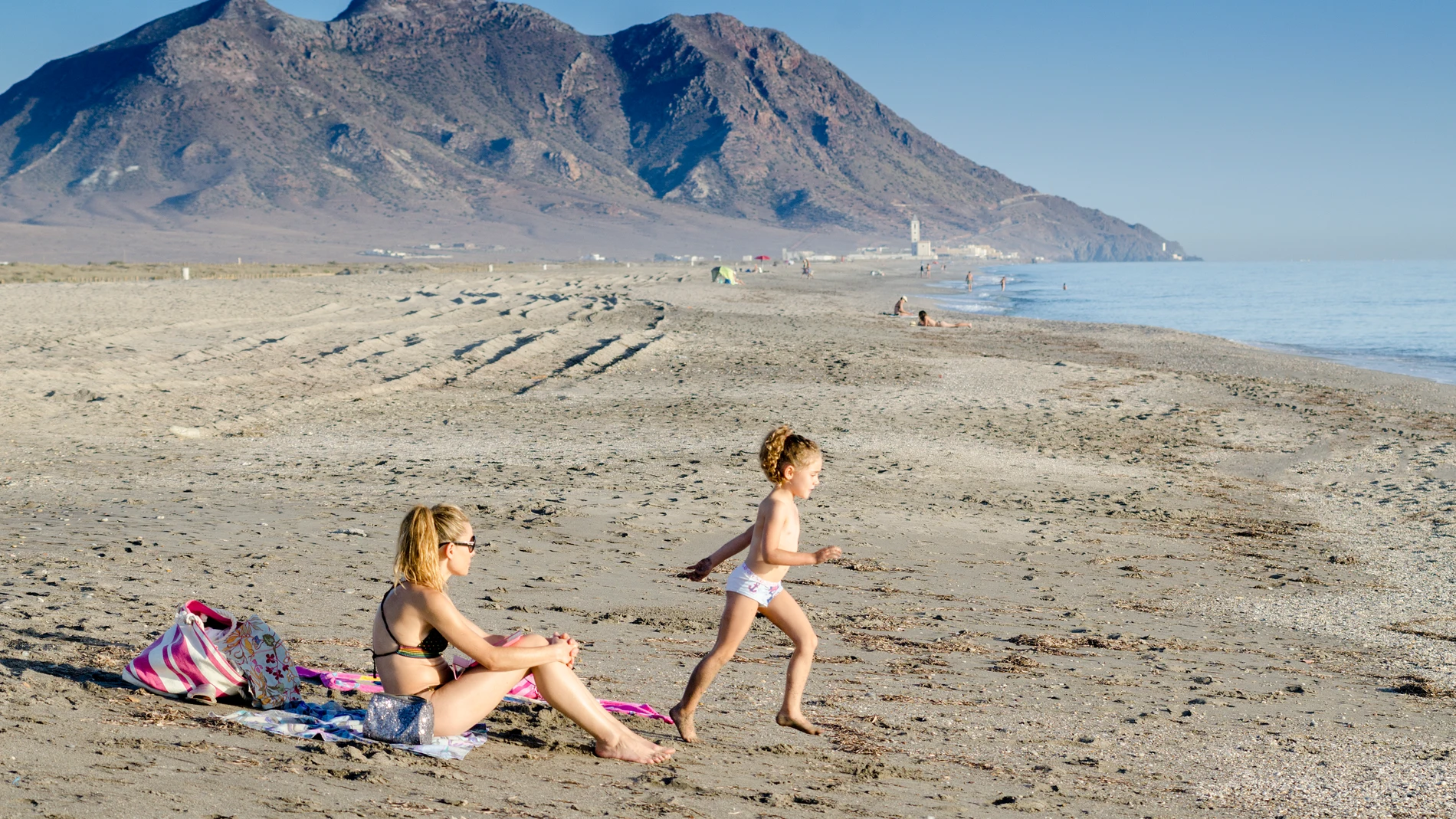 Varias personas toman el sol en la Playa de Cabo de Gata