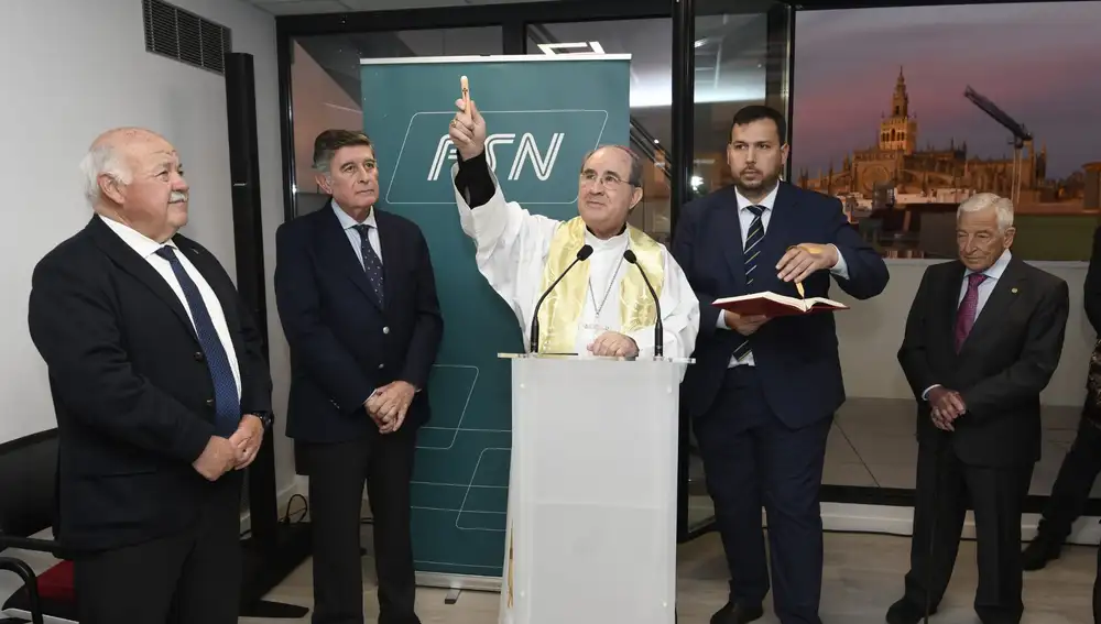 El arzobispo emérito, Juan José Asenjo, durante la bendición de la sede