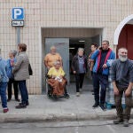 Un grupo de desalojados aguarda a las puertas del polideportivo de Segorbe donde casi un centenar de personas han pasado la noche