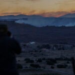 Medios aéreos y terrestres intentar frenar el avance del incendio de Viver