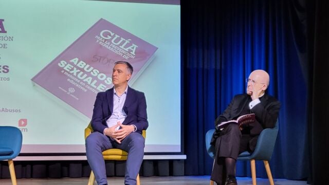 El cardenal Osoro (derecha) en la presentación de la guía contra los abusos