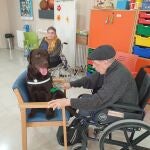 Terapia con animales en la Residencia de Mayores ‘La Alameda’ de Nava de la Asunción