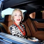 Carmen Lomana llegando a la boda de Teresa Baca en Sevilla.