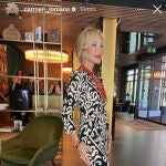 Carmen Lomana con sandalias doradas para emepzar la Feria de Abril.