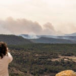 Medio aéreos y terrestres trabajaban ayer para apagar las llamas en el Alto Mijares