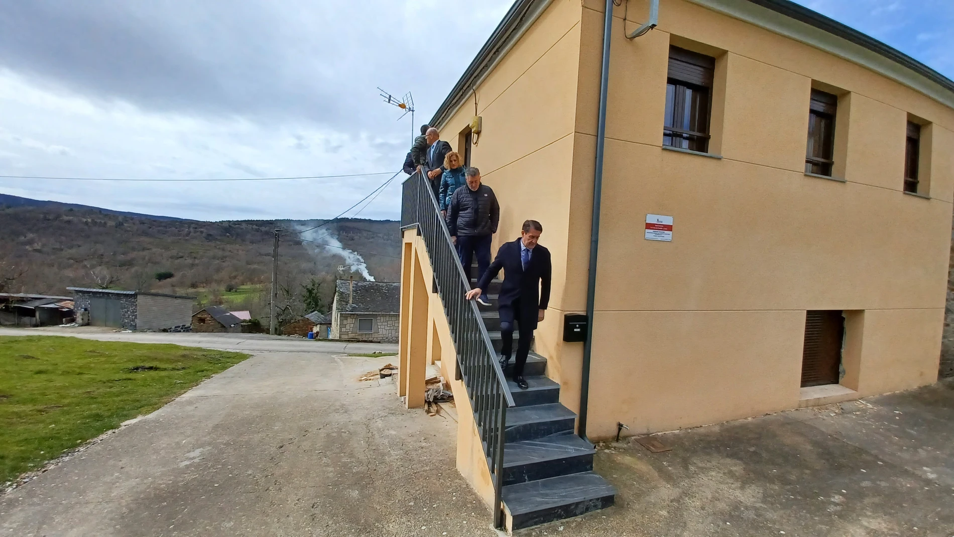 Suárez-Quiñones durante su visita a la vivienda rehabilitada en Sorbera del Sil (León)