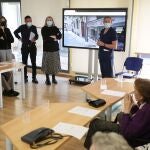 La consejera Isabel Blanco presenta el proyecto "Conecta2" en el centro de día de AFA Zamora
