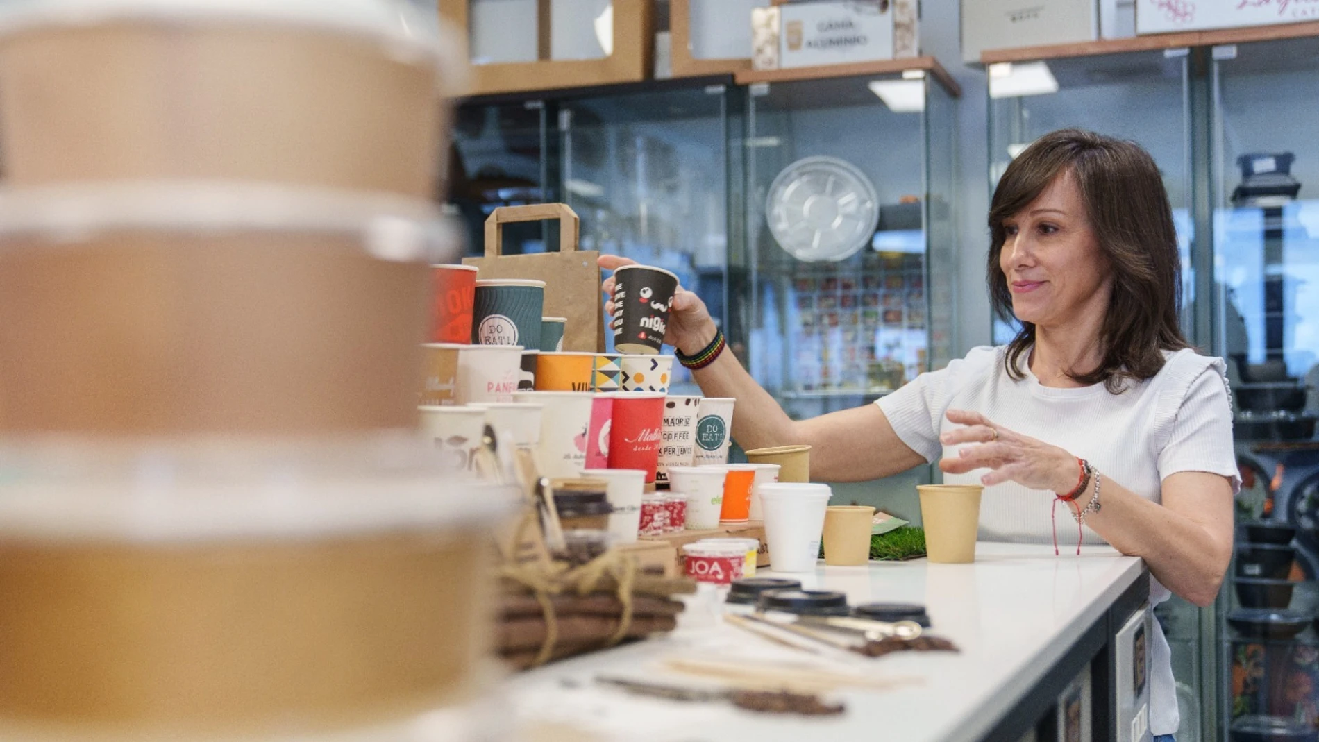 Eva, comercial de Envapro, coloca los envases de cartón, maíz y caña de azúcar de distintas marcas y genéricas en su almacén en Getafe.