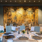 Tapices centenarios y obras de arte adornan las paredes de este restaurante