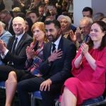 Humza Yousaf, en el centro