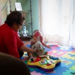 Raquel, junto a su hija, es una de los testimonios del informe de Save the Children