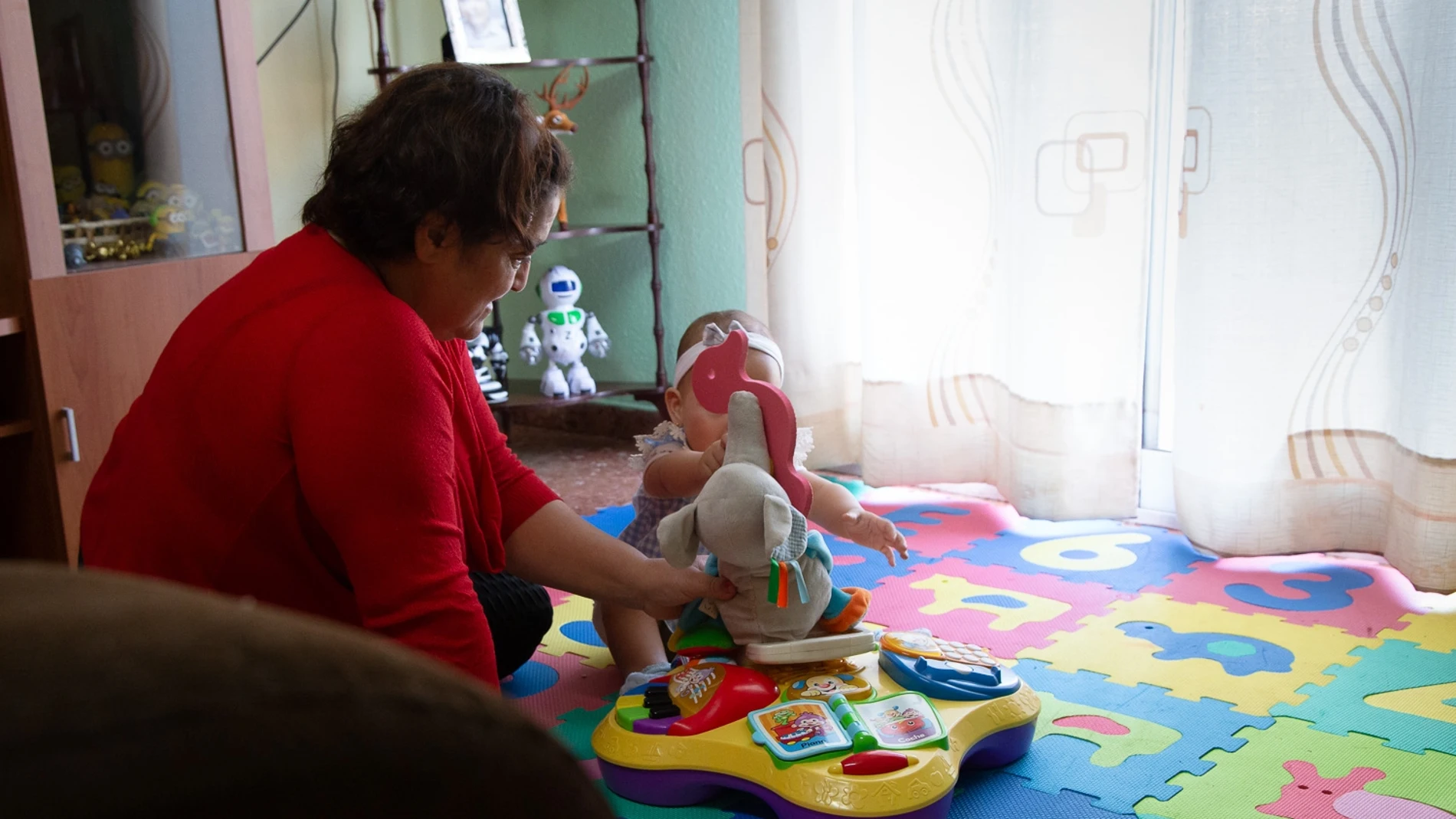Raquel, junto a su hija, es una de los testimonios del informe de Save the Children