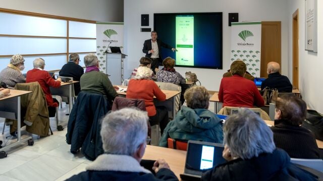 Taller de digitalización que imparte Unicaja Banco a personas mayores