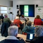 Taller de digitalización que imparte Unicaja Banco a personas mayores