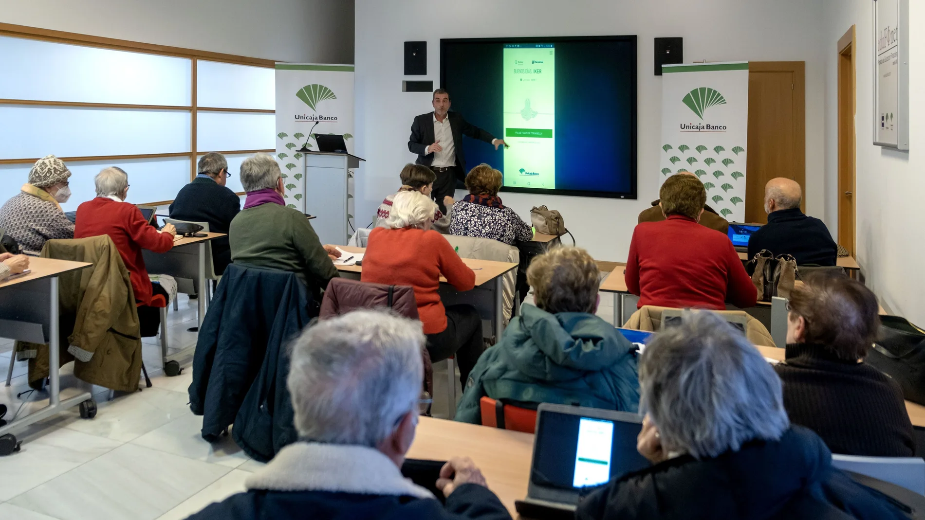 Taller de digitalización que imparte Unicaja Banco a personas mayores