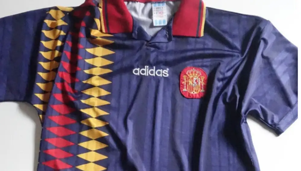 Camiseta azul petróleo que fue fue vestida por la Sub 21 en un partido clasificatorio para la Eurocopa de 1996