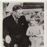 El príncipe Carlos con el rey Jorge VI de Inglaterra