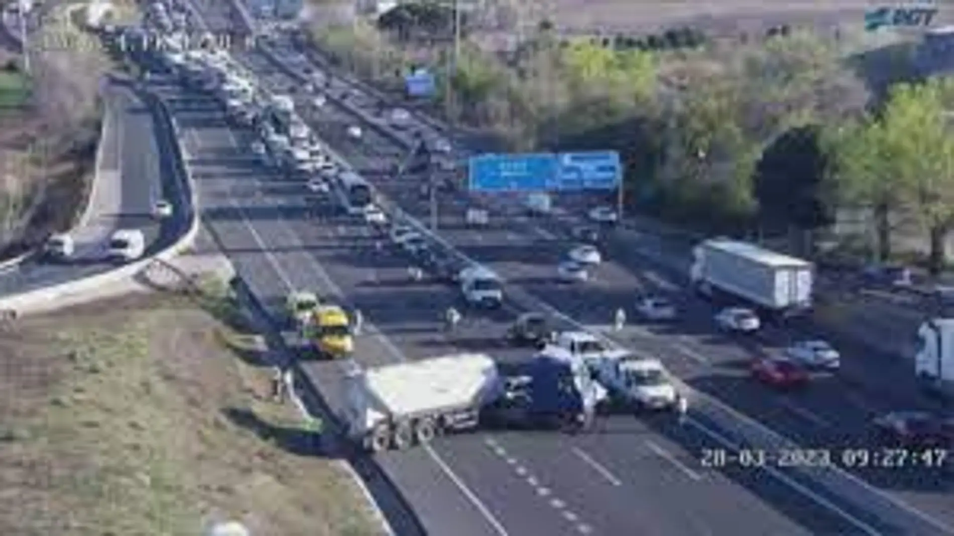 El accidente de un camión provoca fuertes retenciones en la A-4 cerca de Pinto