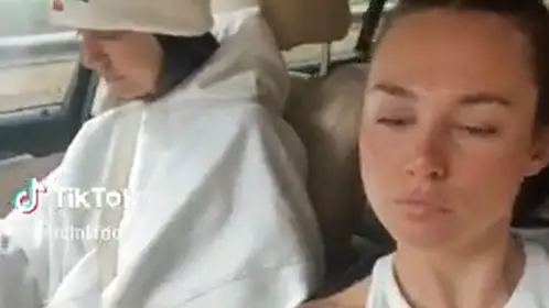 Victoria Federica mira el móvil mientras conduce