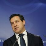 El portavoz del PP en las Cortes, Raúl de la Hoz, atiende a los periodistas