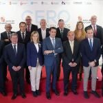 Foto de familia del consejero Suárez-Quiñones con los responsables de las diputaciones tras firmar el acuerdo