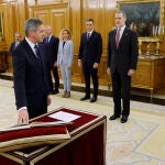 El nuevo ministro de Sanidad, Consumo y Bienestar, José Manuel Miñones (2i), jura o promete su cargo ante el rey Felipe VI