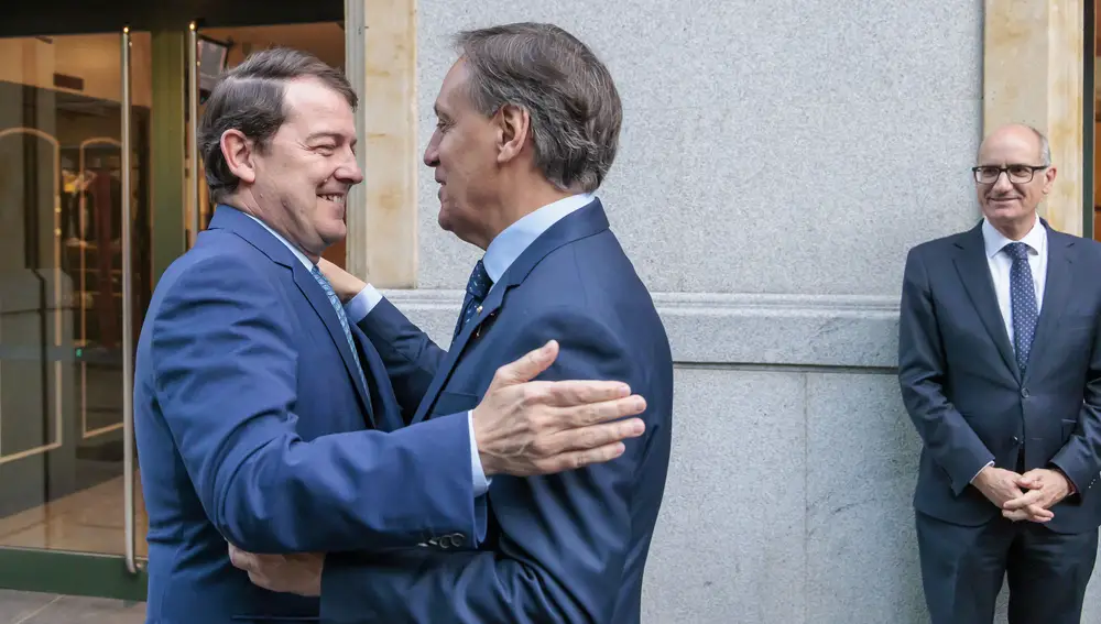 Mañueco saludo a García Carbayo ante Javier Iglesias