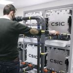 El CSIC ha presentado en el Instituto de Carboquímica de Zaragoza su prototipo de batería de vanadio para el almacenamiento de energía eléctrica a gran escala.