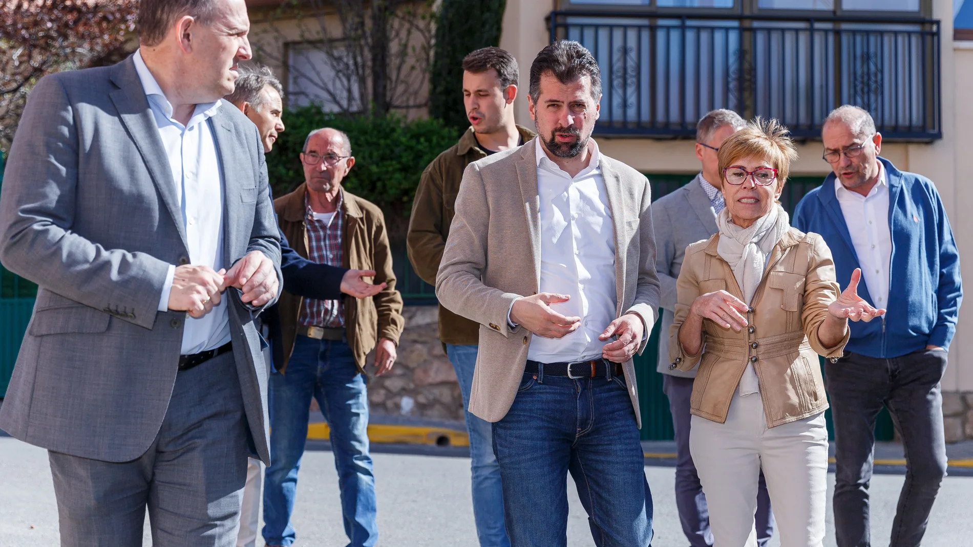 El secretario general del PSOECyL, Luis Tudanca (C), acude al municipio de La Lastrilla, junto al secretario general del PSOE de Segovia, José Luis Aceves (I) para la presentación de la candidata, Marisa Delgado
