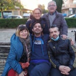 Vicente, en el centro, junto a su madre Priscila (izda.), su hermano Javier (dcha.), su padre Antonio y su hermana María Asunción, en 2021