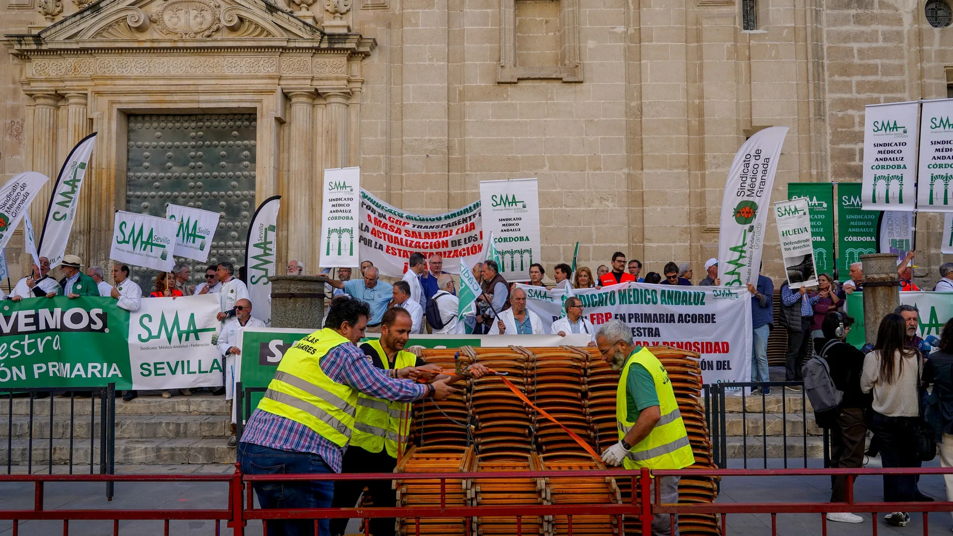 El Sindicato Médico Andaluz protesta a las puertas de San Telmo mientras operarios colocan sillas de Semana Santa