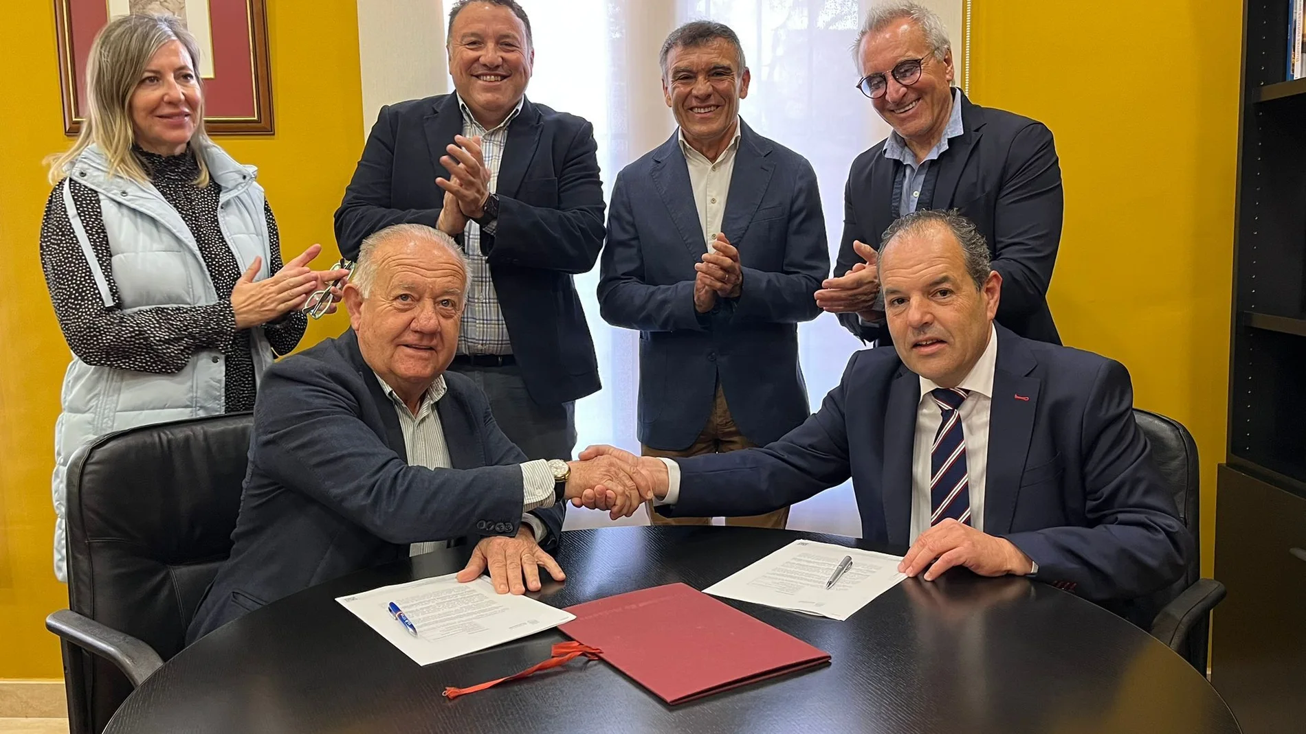 El presidente de la Cámara de Comercio de Alicante, Carlos Baño, y el alcalde de Mutxamel, Sebastián Cañadas, se dan la mano tras firmar el convenio