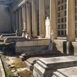 El probable lugar de enterramiento en el cementerio de San Isidro. La cuarta tumba por la derecha es la de su hermana Pilar
