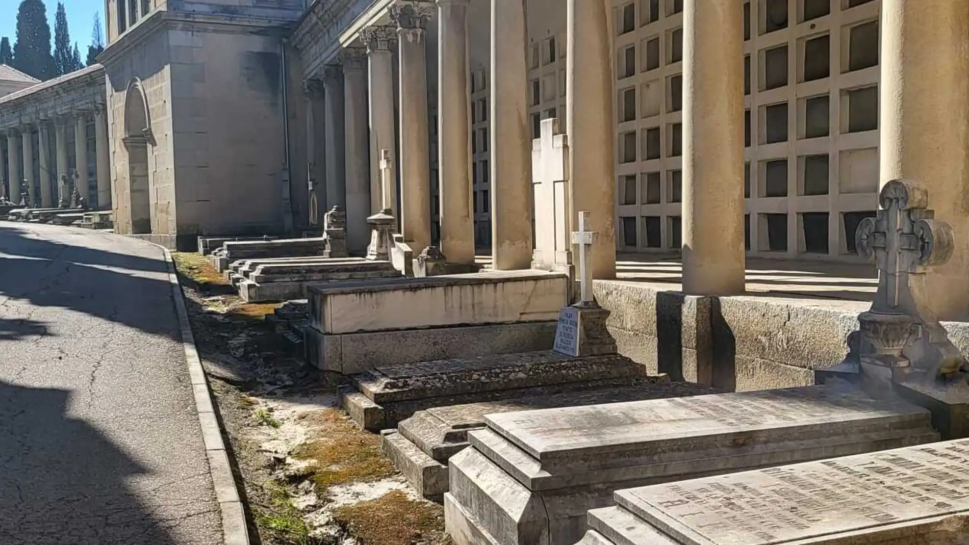 El probable lugar de enterramiento en el cementerio de San Isidro. La cuarta tumba por la derecha es la de su hermana Pilar