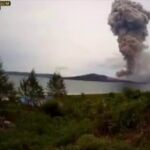 El volcán indonesio Anak Krakatoa entra en erupción y lanza nubes de ceniza