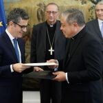 El ministro de la Presidencia, Relaciones con las Cortes y Memoria Democrática, Félix Bolaños (i) y el Nuncio Apostólico, Monseñor Bernardito Auza (c), durante un cambio de notas, en el Palacio de Santa Cruz, a 29 de marzo de 2023, en Madrid (España). Durante este encuentro, han realizado un intercambio de notas por el que la Iglesia Católica renuncia a sus privilegios fiscales y se comportará como cualquier organización sin ánimo de lucro.