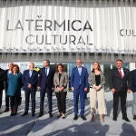 Foto de familia de las autoridades asistentes a la inauguración del proyecto ‘La Térmica Cultural’, con la asistencia de la vicepresidenta tercera del Gobierno y ministra para la Transición Ecológica y el Reto Demográfico, Teresa Ribera, y el ex presidente del Gobierno, José Luis Rodríguez Zapatero
