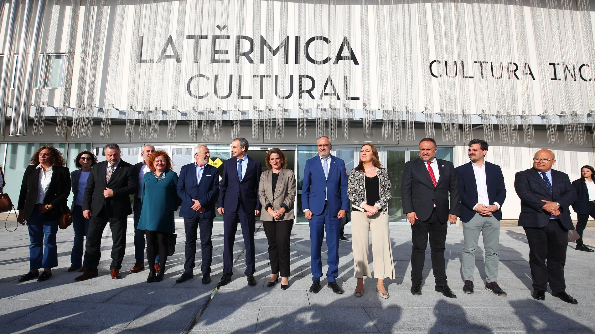Foto de familia de las autoridades asistentes a la inauguración del proyecto ‘La Térmica Cultural’, con la asistencia de la vicepresidenta tercera del Gobierno y ministra para la Transición Ecológica y el Reto Demográfico, Teresa Ribera, y el ex presidente del Gobierno, José Luis Rodríguez Zapatero