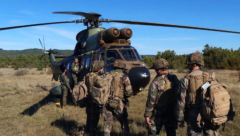 AS 332B1 Super Puma de las Famet durante unos ejercicios