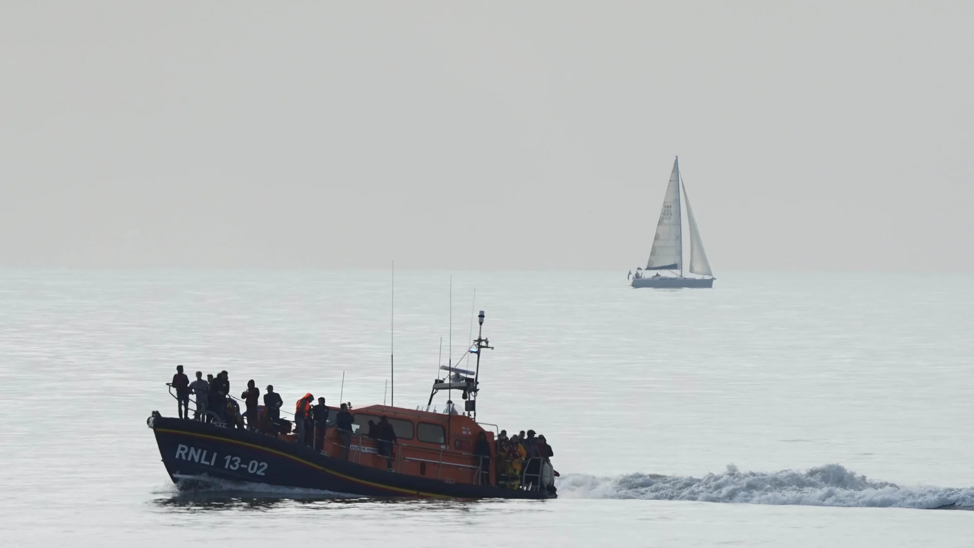 R.Unido.- Reino Unido plantea utilizar bases militares en desuso y barcos para acoger a inmigrantes