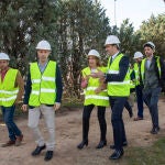 La consejera de Educación, Rocio Lucas, y el consejero de Medio Ambiente, Vivienda y Ordenación del Territorio, Juan Carlos Suárez-Quiñones, visitan la renaturalización del patio del IES Francisco Salinas, en Salamanca, dentro del programa de la Junta ‘Renaturalización de patios para la adaptación al cambio climático’