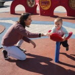 Lucía, en la foto jugando con su hijo Marçal, ha sido una de las gestantes que ha participado en el estudio