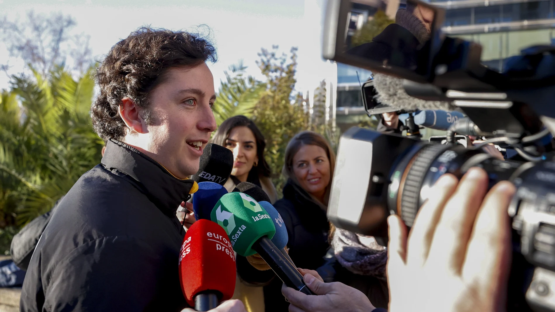 Francisco Nicolás Gómez Iglesias, el Pequeño Nicolás, atiende a los medios a su llegada a un juicio celebrado en la Audiencia de Madrid.