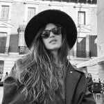 Sara Carbonero con el look de primavera por las calles de Madrid.