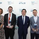 Las dos mejores propuestas de Sacyr iChallenges 2022 fueron premiadas por la Fundación Sacyr el pasado mes de noviembre. De izq. a dcha: Marta Gil, directora general de Estrategia, Innovación y Sostenibilidad de Sacyr; Samuel Chapman, cofundador y director de KnoteQ; Manuel Manrique, presidente de Sacyr; y Aharon Brauner, CEO de ITC.