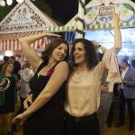 Baile frente a las casetas de la Feria de Abril