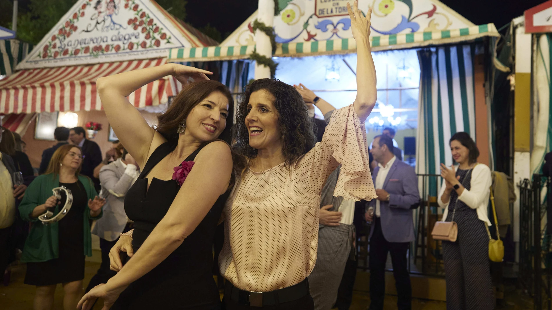 Baile frente a las casetas de la Feria de Abril