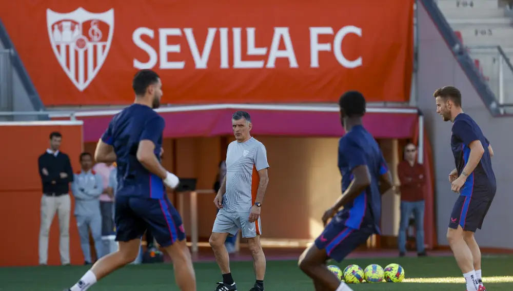 El nuevo entrenador del Sevilla FC, José Luis Mendilibar, dirigiendo su primer entrenamiento en la ciudad deportiva del club hispalense.